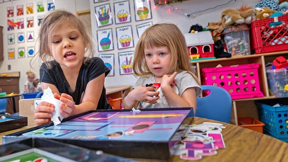 Zwei Kinder spielen in einer Betreuungseinrichtung.