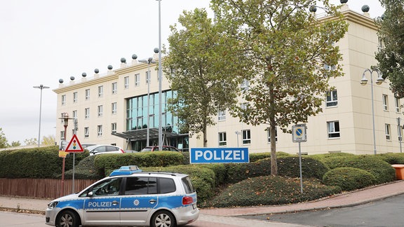 Polizeiauto vor dem Gebäude einerr Polizeiinspektion