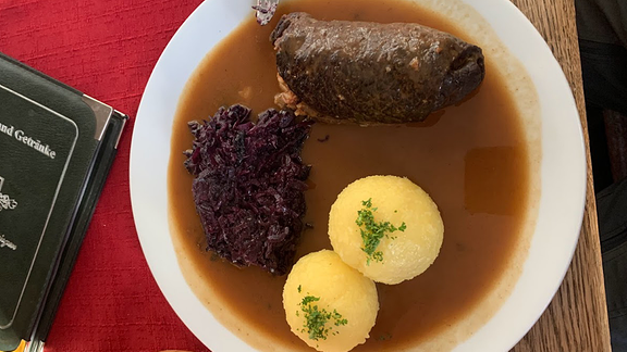 Ein Teller mit Rouladen, Klößen und Rotkraut