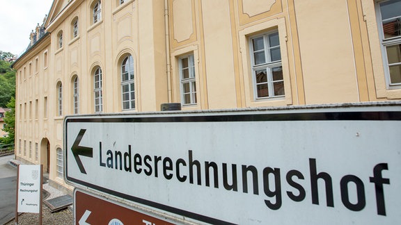 Ein Schild weist auf den Sitz des Landesrechnungshofes hin.