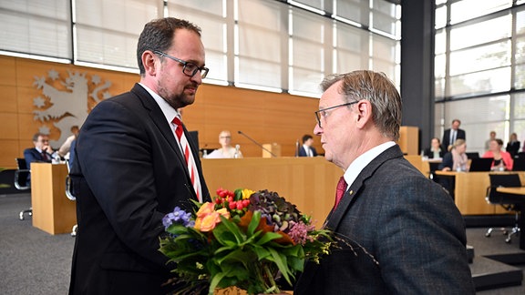 Bodo Ramelow (r, Die Linke), geschäftsführender Ministerpräsident von Thüringen, gratuliert Thadäus König (CDU) zur Wahl als Landtagspräsident während der konstituierenden Sitzung des Thüringer Landtags.