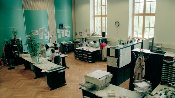 Ein zum Großraumbüro umgebauter Sendesaal im Funkhaus Weimar.