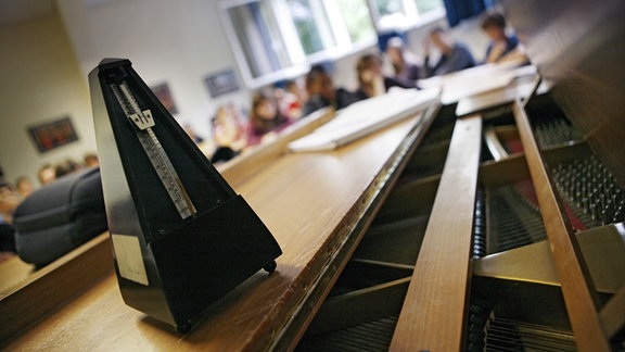 Ein Metronom steht in einem Gymnasium in Frankfurt am Main während des Musikunterrichtes auf dem Flügel.