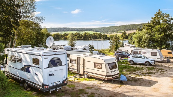 Wohnmobile und Wohnwagen am Campingplatz Hohenfelden