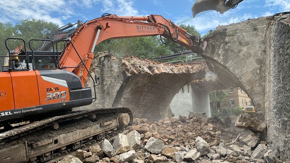 Die Eisenbahnbrücke in Bad Sulza wird abgerissen.