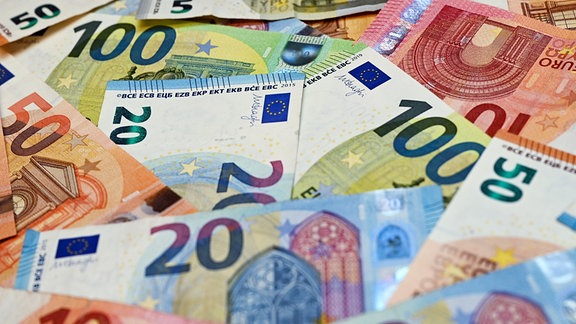 Eurobanknoten liegen auf einem Tisch.