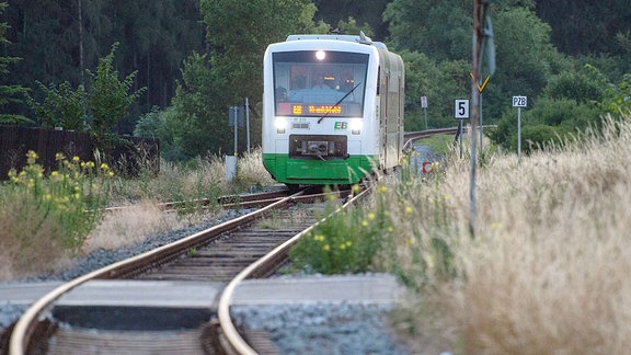 Ein Zug der Erfurter Bahn fährt in den Bahnhof Holzdorf ein