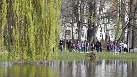 Menschen beim Osterspaziergang in Apolda