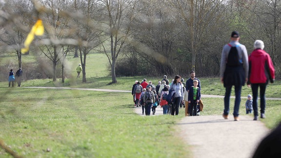 Menschen beim Osterspaziergang in Apolda