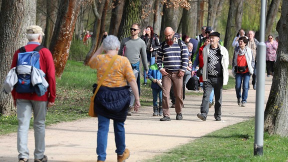 Menschen beim Osterspaziergang in Apolda