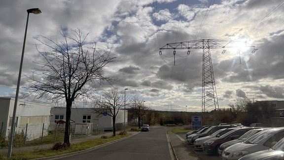 Autos stehen auf einem Parkplatz.