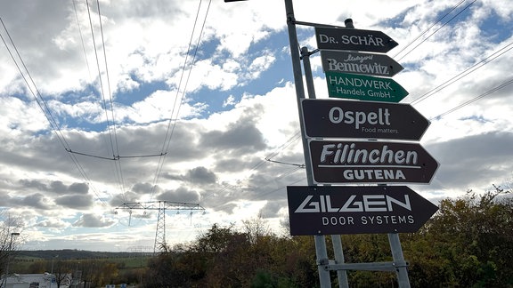 Verschiedene Firmenschilder in einem Gewerbegebiet