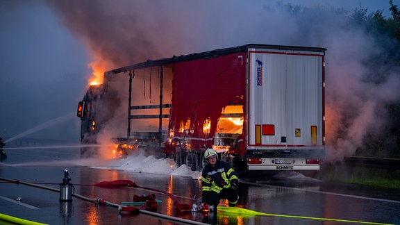 Nach einem Unfall auf der Autobahn 4 bei Weimar brannte ein Gefahrgut-Lkw. 