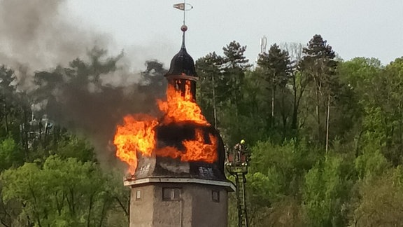 Feuerwehrleute an einem brennenden Turm in der Arnstädter Innenstadt