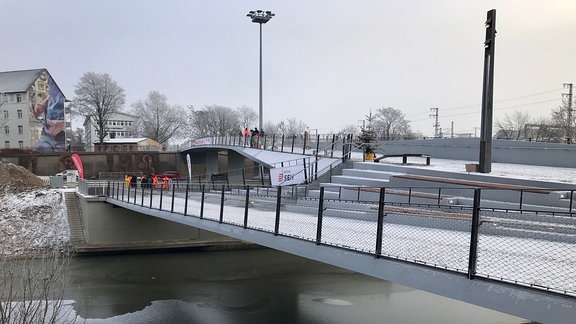 Eine Brücke in Erfurt überspannt den Flutgraben und die Staffenbergallee