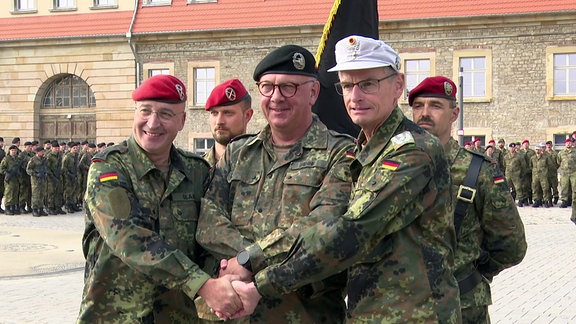 Oberst Klaus Glaab (li.) und Oberst Georg Oel (re.). In der Mitte General Andreas Henne vom Territorialen Führungskommando der Bundeswehr 