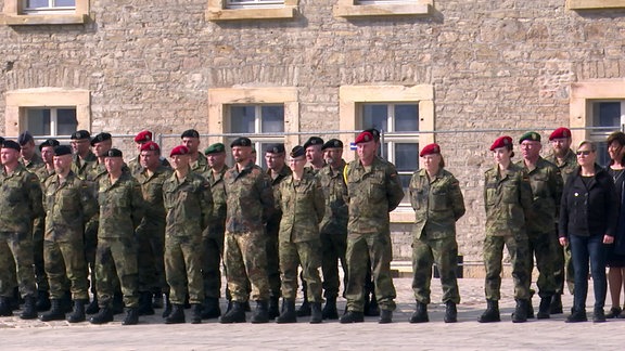 Soldaten, Soldatinnen und Zivilangestellte des Landeskommandos beim Appell auf dem Petersberg