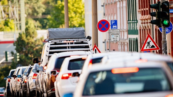 Stau an der Baustelle am Schmidtstedter Knoten, hier staut sich die Clara-Zetkin-Straße in Richtung Schmidtstedter Knoten