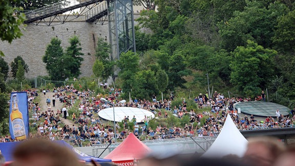 Auf dem Petersberg haben sich Zaungäste versammelt, die das Konzert von da aus kostenfrei verfolgen.