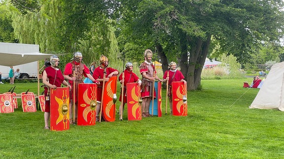 Männer verkleidet als römische Legionäre