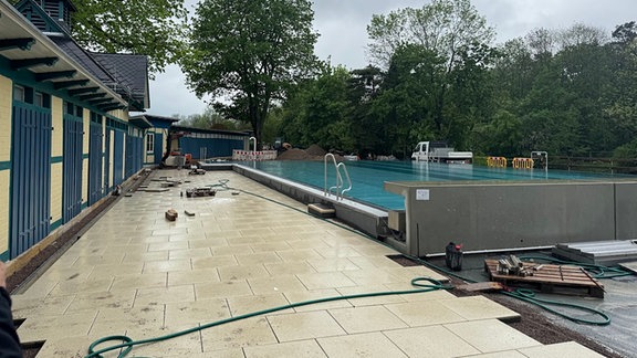 Bodenplatten am Schwimmbecken im Dreienbrunnebad