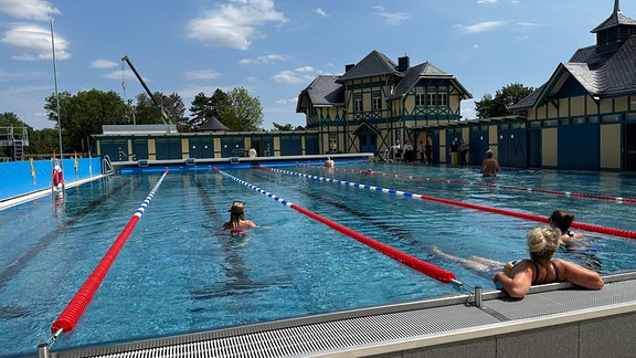 Blick auf das Schwimmbecken des Dreibrunnenbads in Erfurt