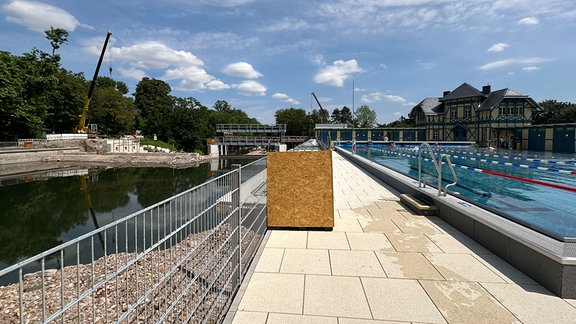 Auf der einen Seite das Schwimmbecken, auf der anderen eine Baustelle im Dreibrunnenbad in Erfurt