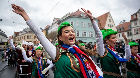 Zum Faschingsumzug 2020 in Erfurt haben sich die Karnvelisten auch von schlechtem Wetter nicht die Laune verderben lassen.