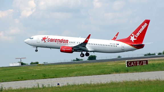 Ein Flugzeug startet vom Flughafen Erfurt-Weimar