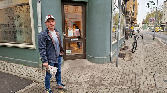 Mann vor Eingang einer Bbäckerei