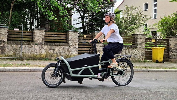 Die Hebamme Susan Küpper auf ihrem Lastenfahrrad