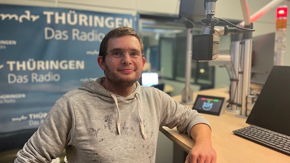 Ein Mann steht am Studiopult von MDR THÜRINGEN.