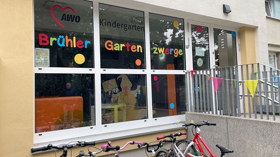 Ein Kindergarten von außen, auf den Fenstern steht "Kindergarten Brühler Gartenzwerge".