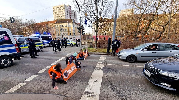 Mitglieder der Bewegung Letzte Generation haben sich in Erfurt auf die Fahrbahn der Stauffenbergallee geklebt.