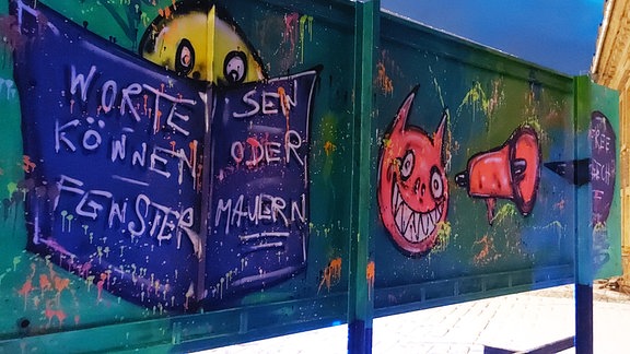 Graffiti mit der Aufschrift "Worte können Fenster sein oder Mauern".