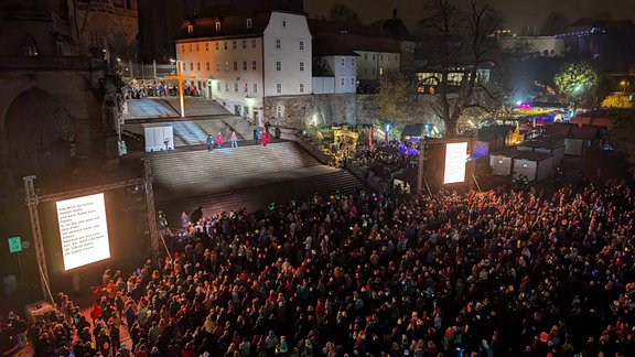 Viele Menschen auf dem Erfurter Domplatz