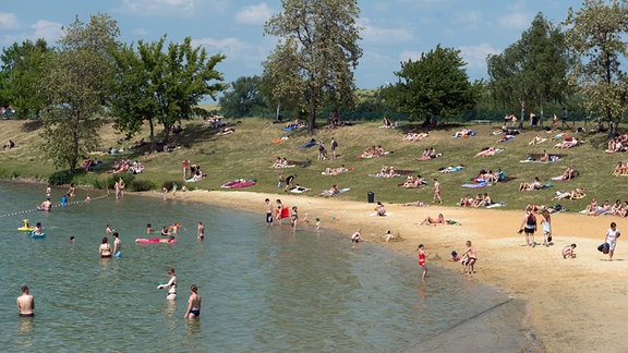 Zahlreiche Badegäste besuchen den Badesee Nordstrand in Erfurt