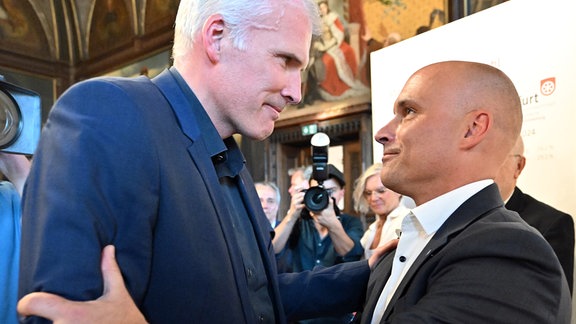 Andreas Bausewein (l, SPD), Oberbürgermeister von Erfurt, gratuliert Andreas Horn (r, CDU), zum Sieg in der Stichwahl um das Oberbürgermeisteramt in der Landeshauptstadt Thüringen.