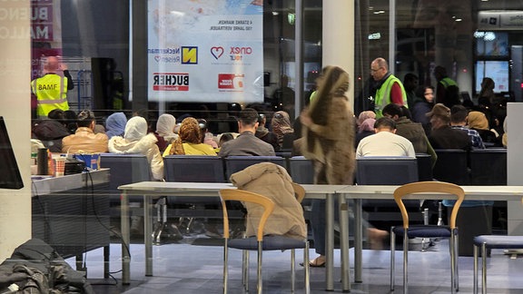 Menschen im Terminal in Erfurt