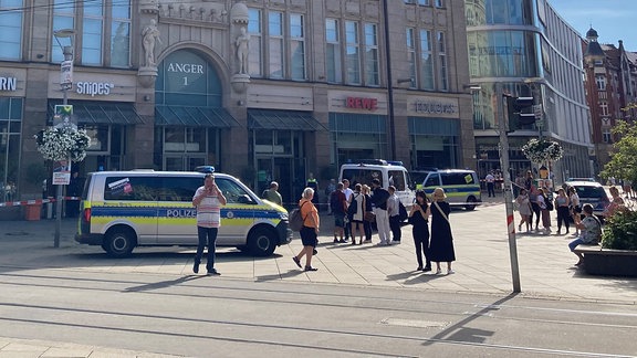 Polizeieinsatzwagen stehen vor dem Einkaufszentrum Anger 1 in Erfurt