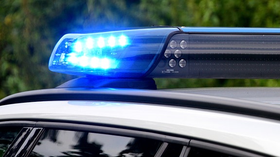 Streifenwagen der Polizei mit Blaulicht im Einsatz.