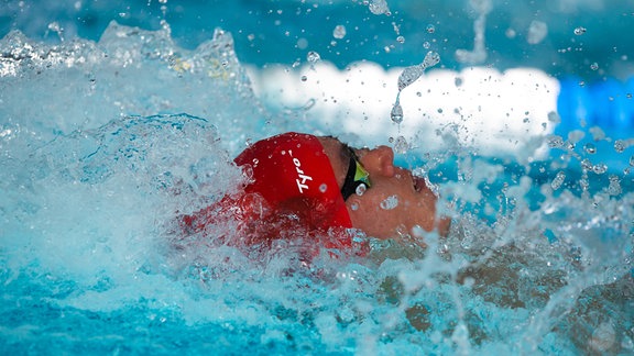 Eine Person beim Rückenschwimmen