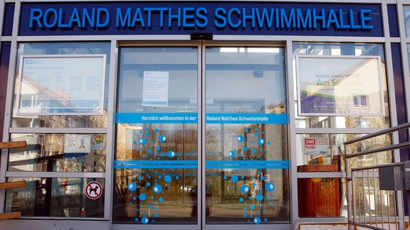 Eingang zur Roland-Matthes-Schwimmhalle in Erfurt