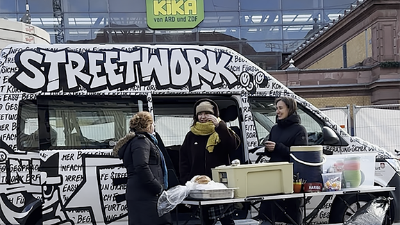 Ein Van steht vor em Hauptbahnhof in Erfurt.