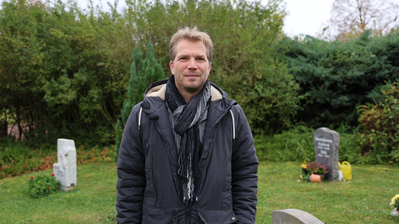 Steffen Möbius, Architekt, auf einem Friedhof