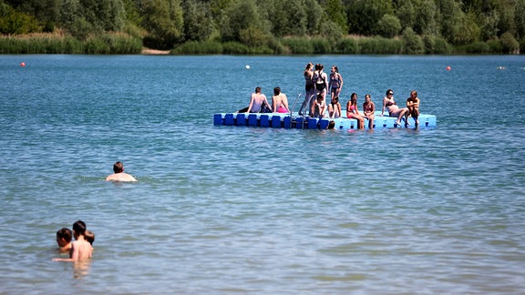 Strandbad Stotternheim mit Menschen auf einer Schwimminsel