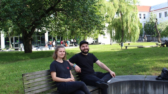 Studierende auf dem Campus der FH Erfurt Studierende beim Lernen zu Hause