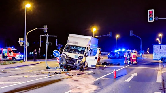 Ein Lkw hat eine Ampel umgefahren