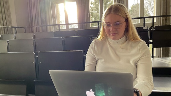 Eine Studentin auf dem Campus der Universität Erfurt