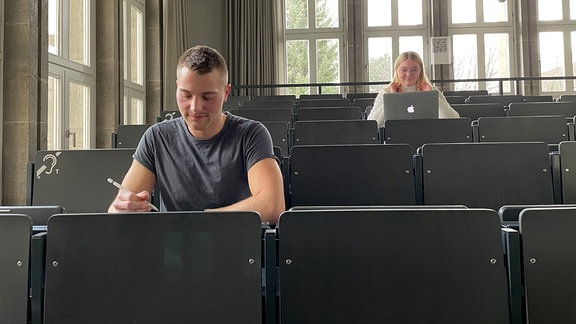 Ein Hörsaal mit zwei Studenten